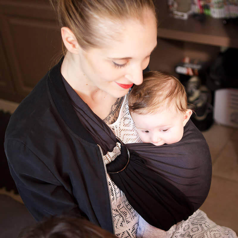 Mamma bär bebis i Love Radius liten reversibel sjal antracit