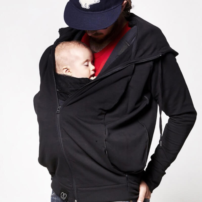 Jaqueta Love Radius Le Sweat du Parent preta usada por um pai segurando seu bebê