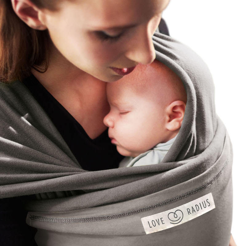 Babytuch Love Radius L'Originale JPMBB hellgrau, Mutter und Baby wickelnd