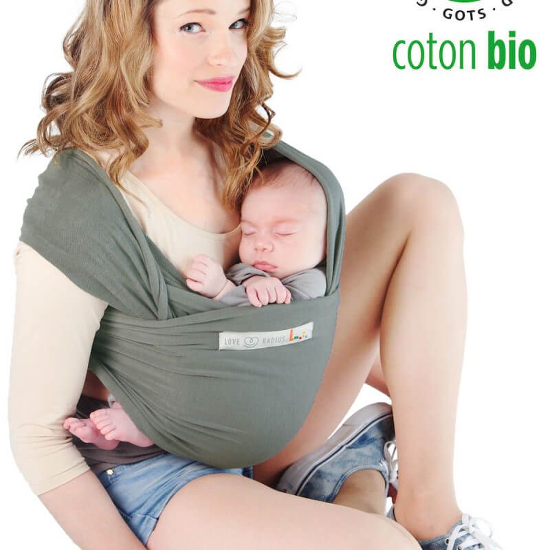Echarpa BASIC Love Radius en algodón orgánico, llevada por una mamá meciendo a su bebé dormido