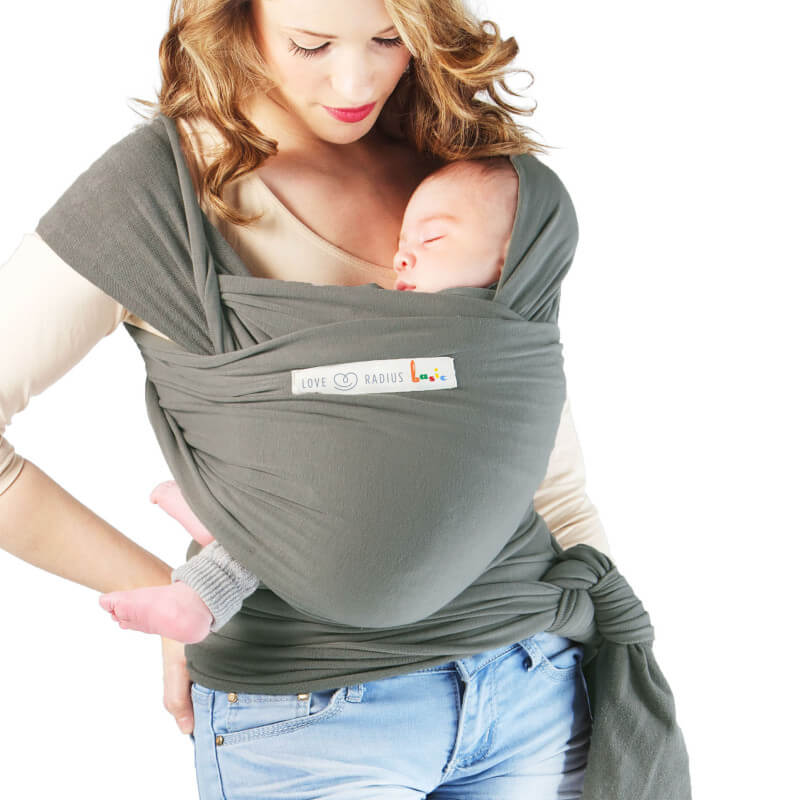 Fular de porteo Love Radius BASIC gris, madre llevando bebé dormido
