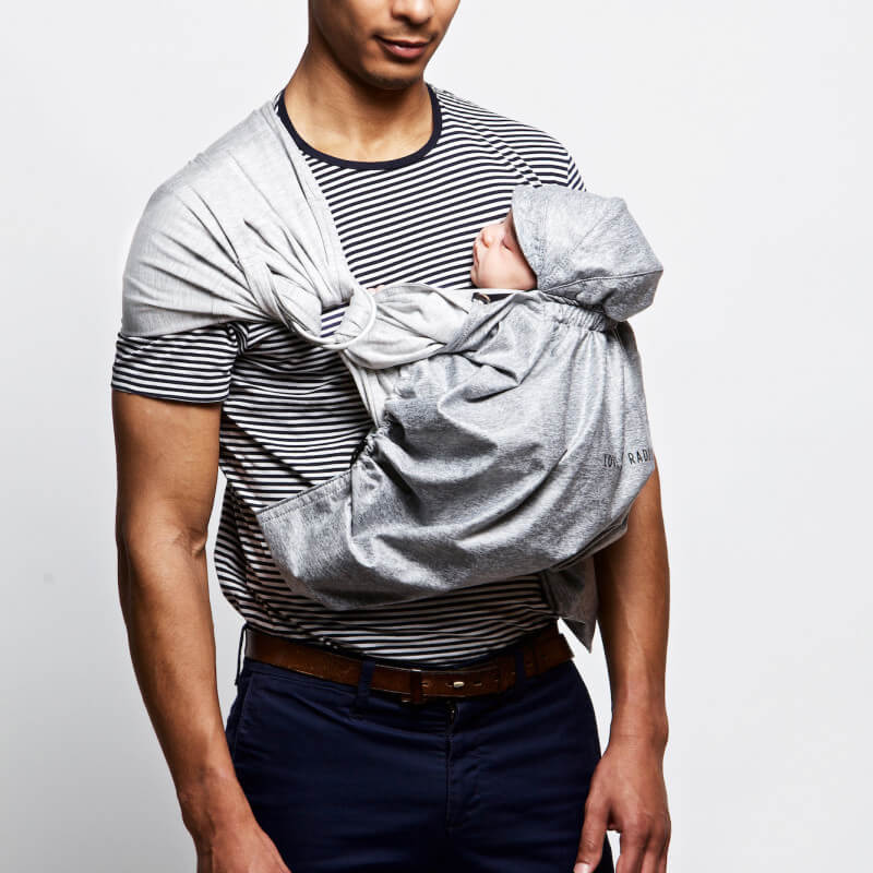 Bärfilt Love Radius Warm Silver, man som bär bebis i sjal