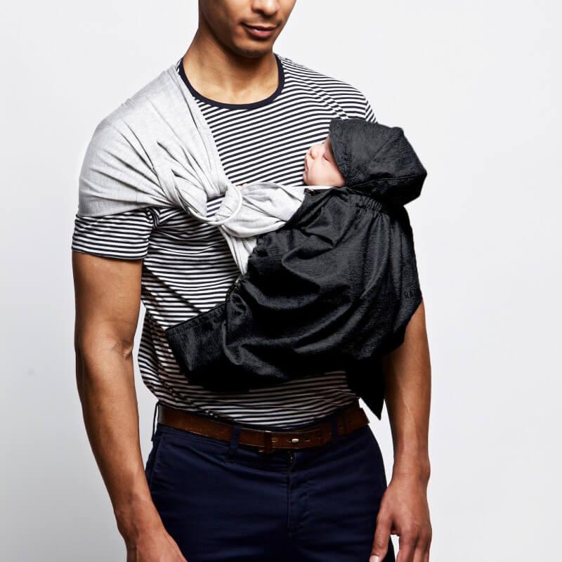 Love Radius cobertura de porteo impermeable negra, llevada por un hombre en uso
