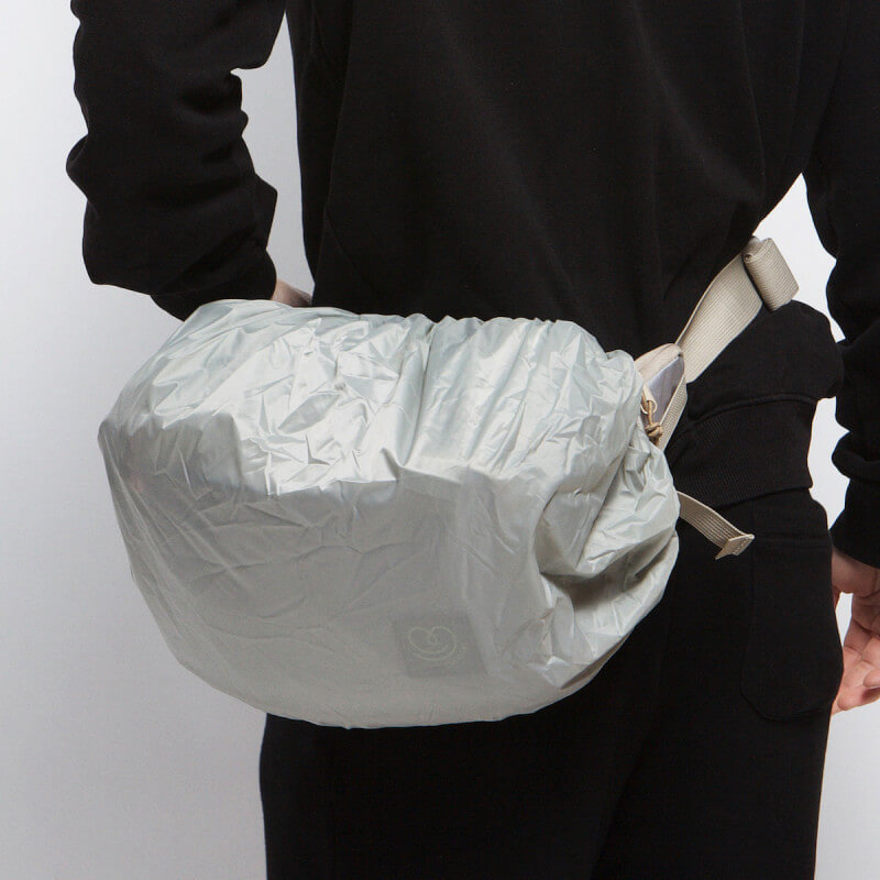 Charlotte waterdichte Love Radius gedragen als schoudertas op zwart outfit