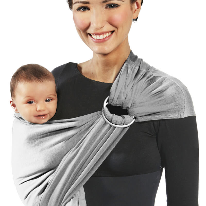 Madre llevando bebé en fular de porteo gris Love Radius, sonriendo de frente
