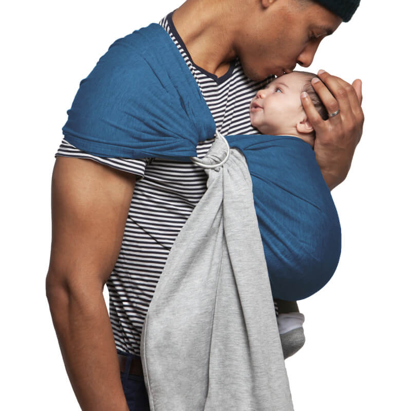 Pappa bär bebis med Love Radius Sling reversibel i grå och blå-grön (teal)