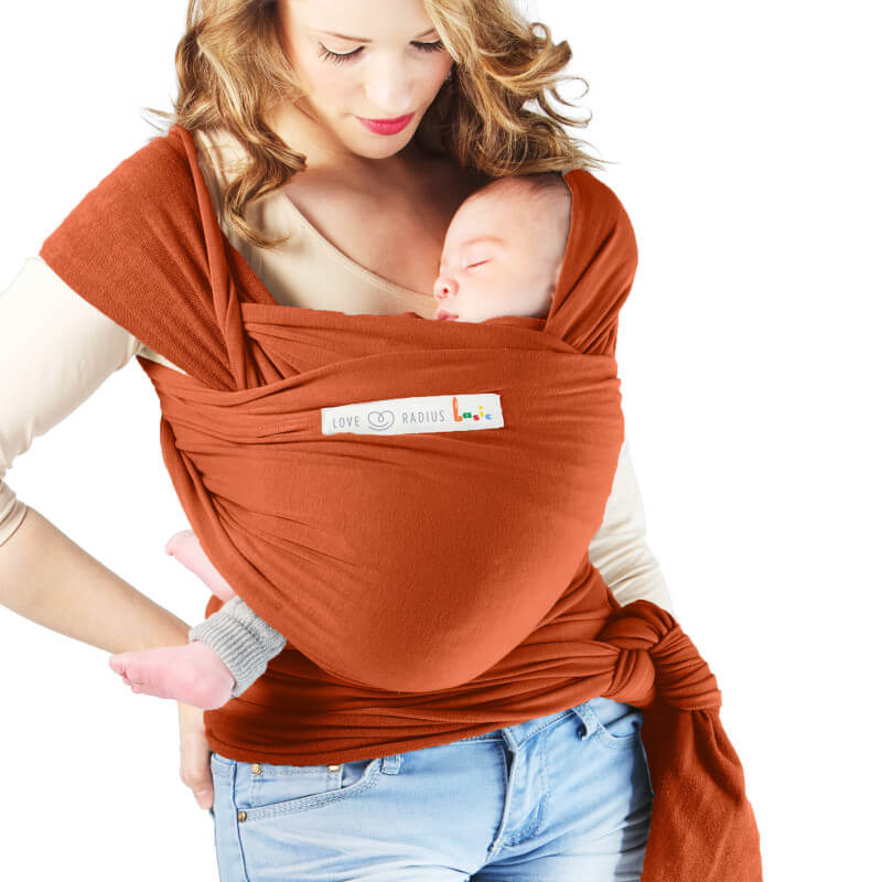 Écharpe de portage Love Radius Basic fauve, mère portant bébé endormi enroulé