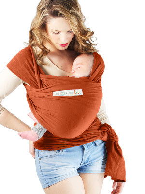 Echarpe de portage - BASIC - Fauve - Fibres BIO - Reconditionnée Écharpe de portage Love Radius Basic fauve, mère portant bébé endormi enroulé