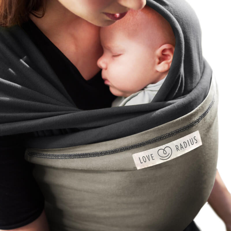 Madre che avvolge il suo bambino nella fascia porta bebè Love Radius JPMBB antracite