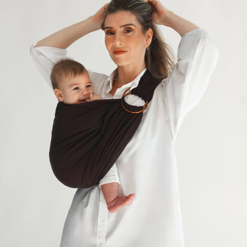 Vrouw draagt baby in Love Radius Sling geweven draagdoek zwart Espresso