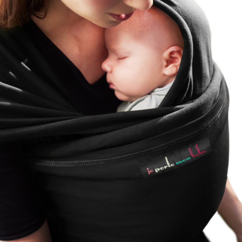 Moeder die haar baby teder inwikkelt in de Love Radius L'Originale zwart