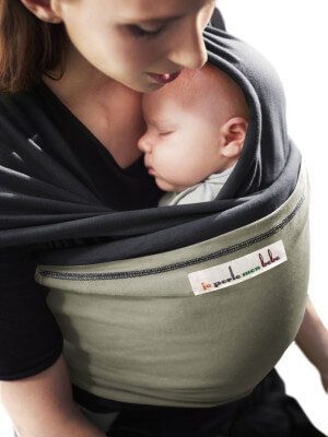 L'Originale JPMBB draagdoek - ANTRACIET, Olijfgroen - Oude Liefde Je Porte Mon Bébé Moeder die haar baby inzwachtelt in de draagdoek L'Originale JPMBB Love Radius