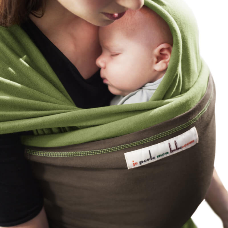 Moeder draagt haar baby in de Love Radius L'Originale draagdoek pistache bruin