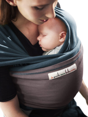 L'Originale - PAUWBLAUW, Glacé Bruin - Oude Liefdes Love Radius Moeder draagt slapende baby in Love Radius L'Originale draagdoek blauw en bruin