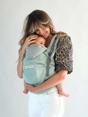Mamma che indossa il marsupio Love Radius HoodieCarrier 2 colore salvia