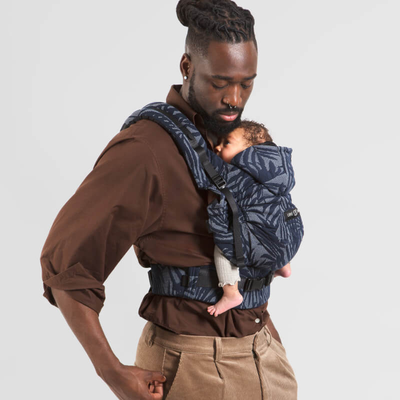 Love Radius HoodieCarrier 2 Tropical Dark, marsupio ergonomico indossato da padre con bambino