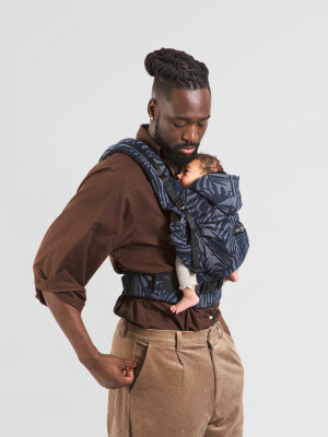 Love Radius HoodieCarrier 2 Tropical Dark, marsupio ergonomico indossato da padre con bambino