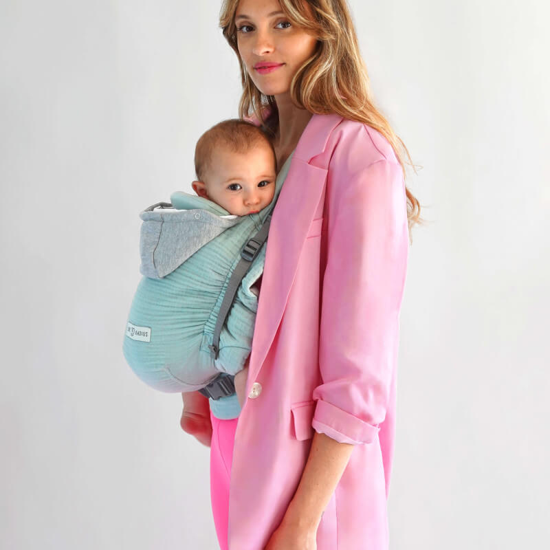 Mamma che indossa il suo bambino nel marsupio Love Radius HoodieCarrier 2 Salvia, vista laterale