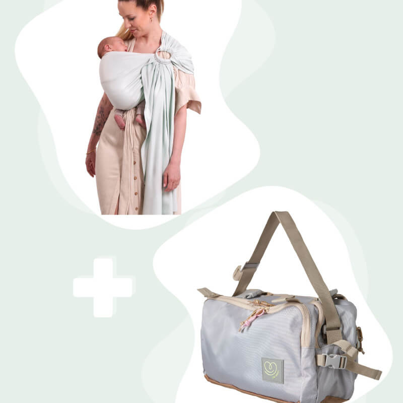 Anya csecsemőjét Love Radius sálával hordozza és szürke CaravanBAG táskát használ a mindennapi helyzetben