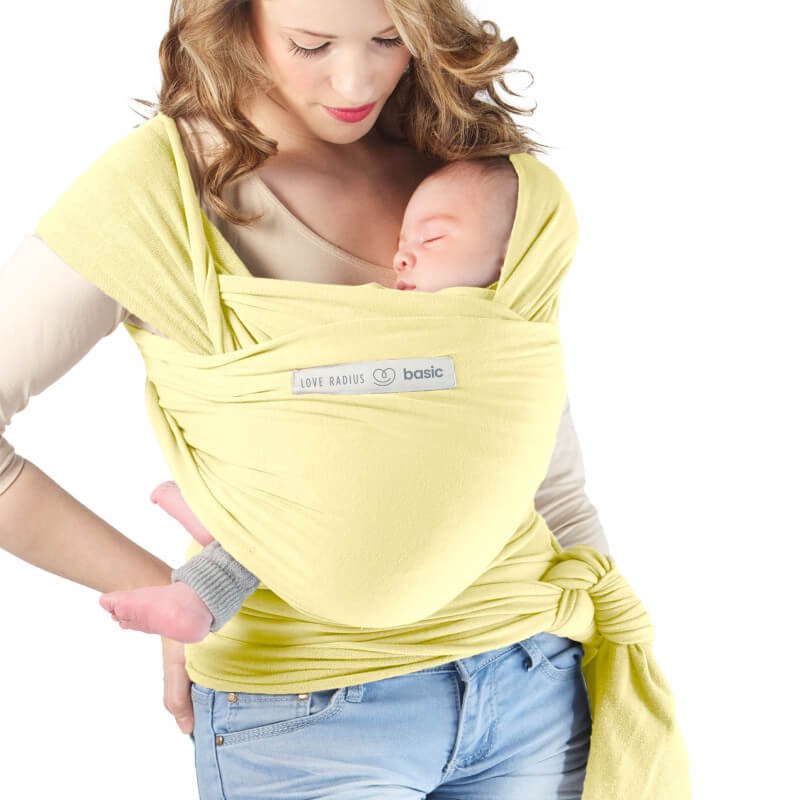 Love Radius BASIC sál sárga mimóza színben, mama babáját a mellén hordozza