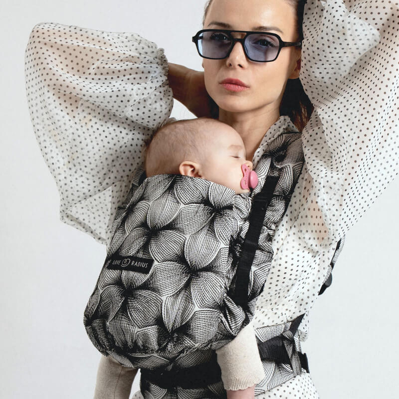 Love Radius PhysioCarrier 2 BLACK ORCHID, madre che indossa il bebè in fascia fisiologica