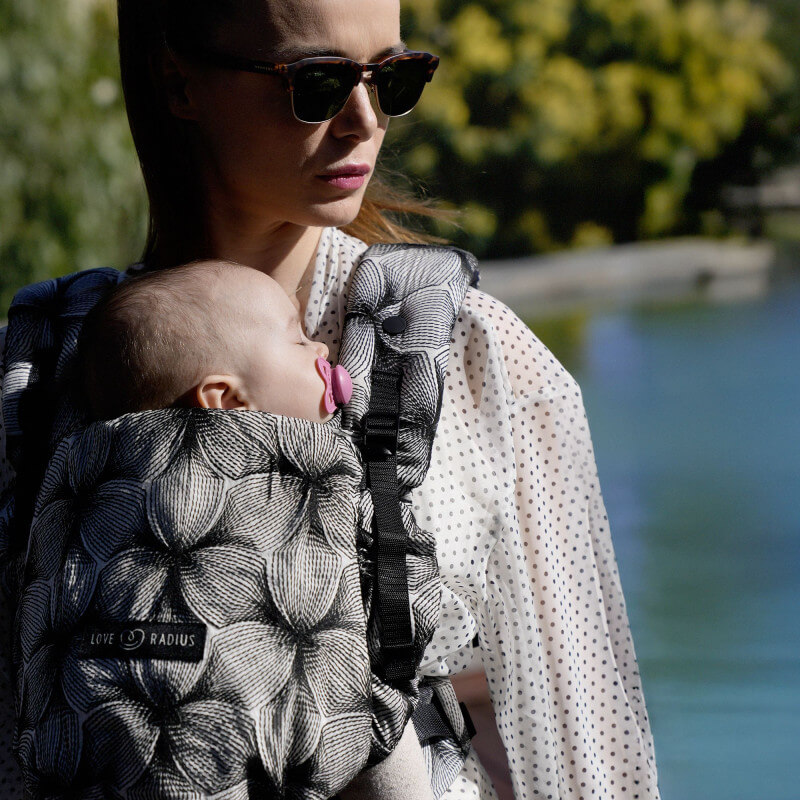 Portabebés Love Radius PhysioCarrier 2 llevado de perfil en exterior soleado