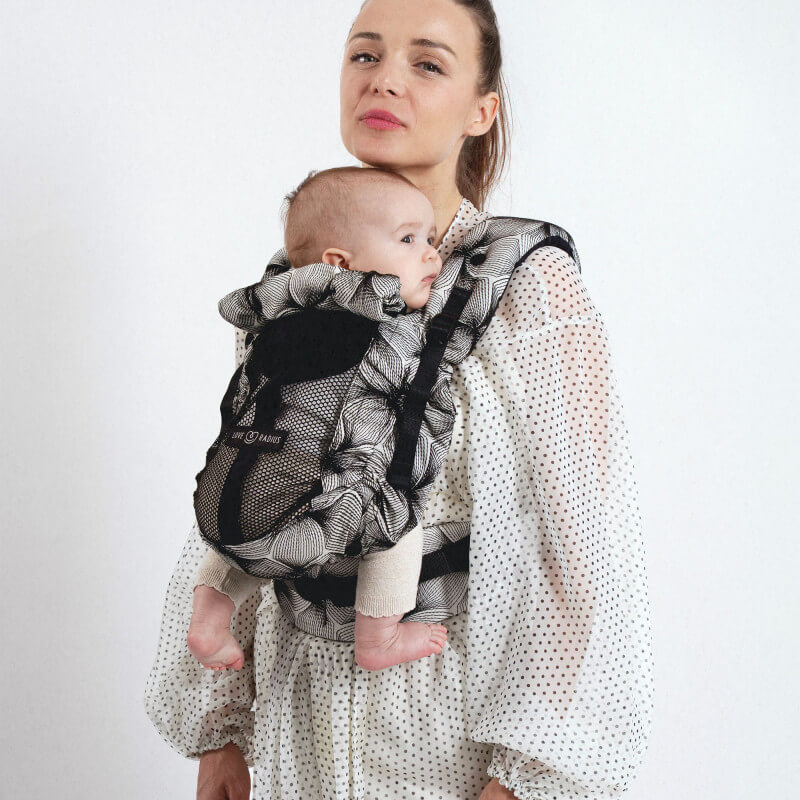 Mujer llevando bebé en portabebés Love Radius PhysioCarrier 2 Black Orchid, vista frontal