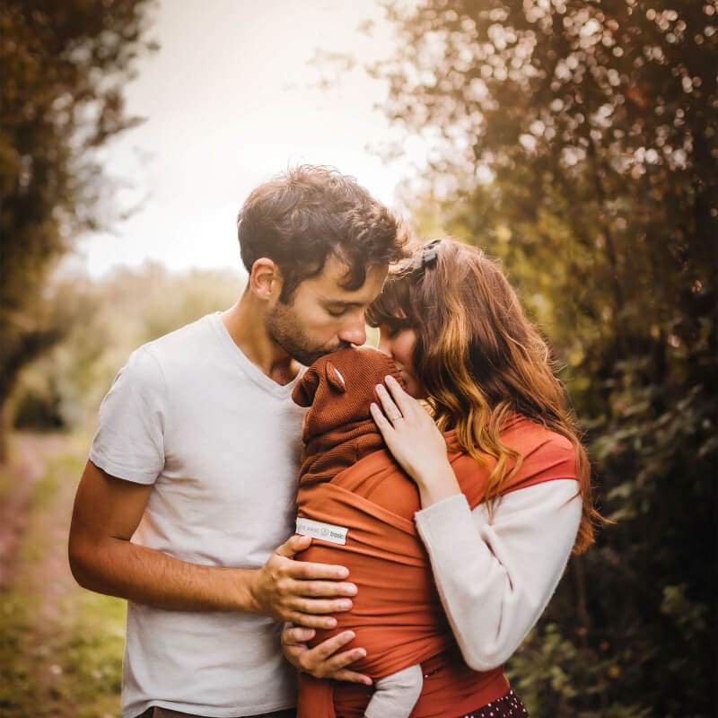 Écharpe Love Radius BASIC fauve enroulée autour de bébé en extérieur nature