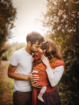 Sjal Love Radius BASIC fauvefärgad lindad runt bebis utomhus i naturen
