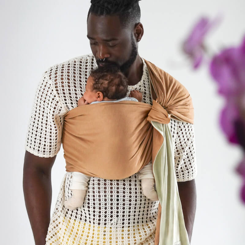 Love Radius Sling kétoldalú hordozódoek cappuccino-pistácia, apa babával