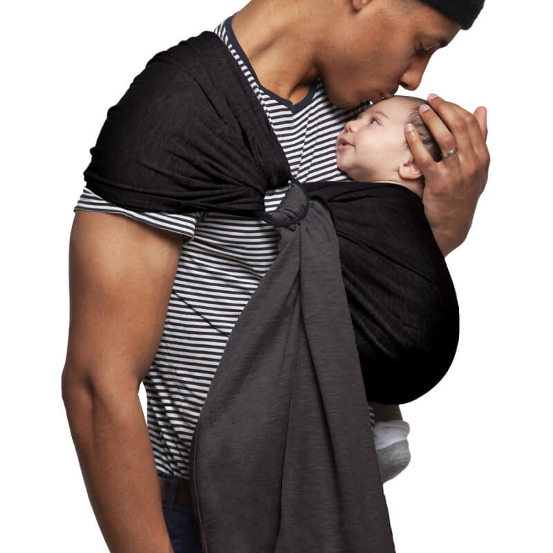 Père portant bébé en écharpe de portage Love Radius anthracite, vue de profil