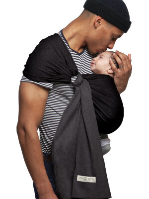 A Tökéletlenek - Sling - No Knot Little Wrap - Antracit, Fekete Apa Love Radius szürke hordozó kendőben hordott csecsemővel, oldalnézetből