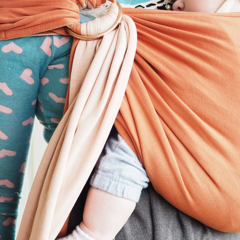 Love Radius Sling Les Imparfaits réversible nude caramel, bébé endormi porté contre maman