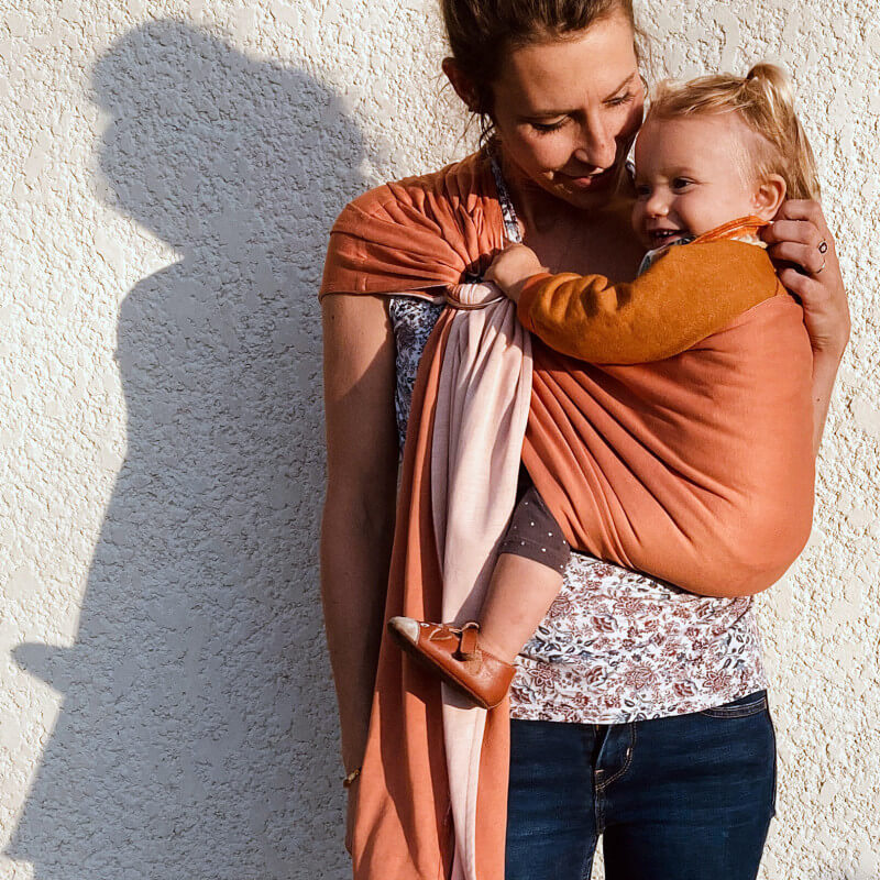 Love Radius reversible Tragetuch nude caramel, Mutter trägt Baby draußen