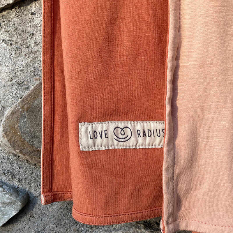 Sling réversible Love Radius Les Imparfaits nude et caramel, détail de l'étiquette brodée