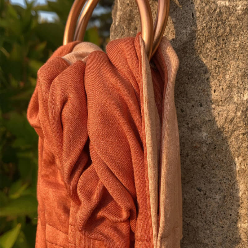 Love Radius Les Imparfaits Sling reversível nude caramelo pendurado em parede externa