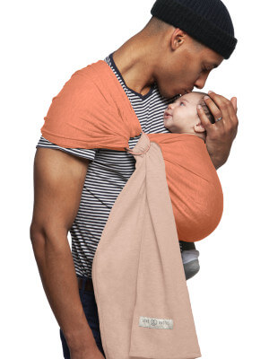 Os Imperfeitos - Sling - No Knot Little Wrap - Nude, Caramelo (reversível) Pai carregando bebê em sling reversível Love Radius nude caramelo, vista de perfil
