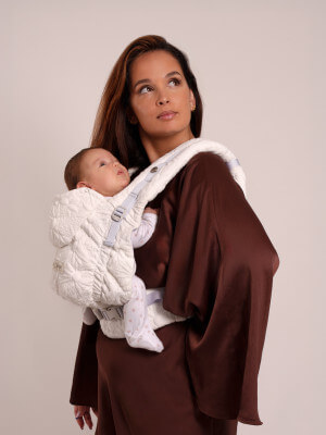 Mère portant son bébé dans le porte-bébé Love Radius HoodieCarrier 2 Blossom blanc