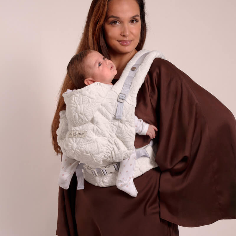 Mamma som bär baby med bärselen Love Radius HoodieCarrier 2 vit Blossom