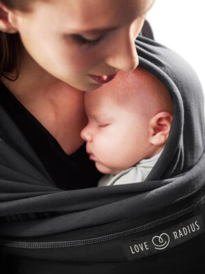 Draagdoek JPMBB Original ANTHRACITE, Zwart - Anciennes Amours Je Porte Mon Bébé Draagdoek Love Radius gedragen, moeder die pasgeboren tegen zich aan houdt, zwarte stof omsluitend