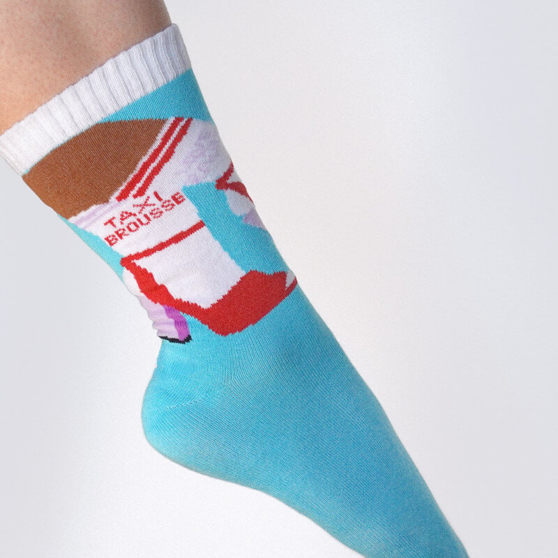 Love Radius x Taxi Brousse Socken mit bunten Mustern, getragen am Fuß, Seitenansicht