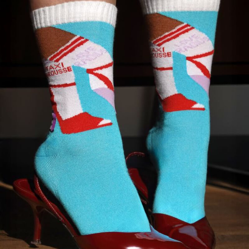 Love Radius x Taxi Brousse-strumpor turkos med rött geometriskt mönster, burna med lackade pumps