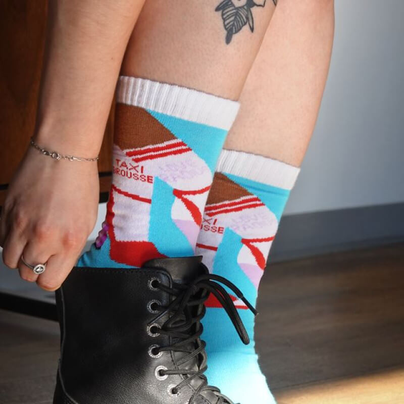 Love Radius x Taxi Brousse farbige Socken mit roten geometrischen Mustern, getragen mit schwarzem Stiefelette