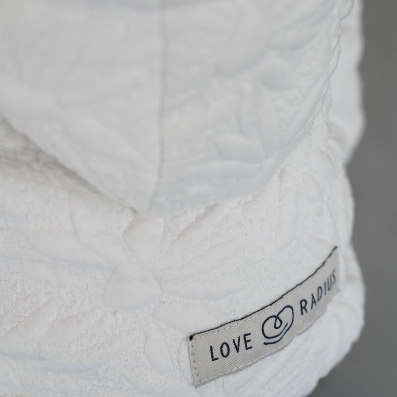 Babybärare HoodieCarrier 2 Love Radius vit, detalj av märkesetiketten på tyget