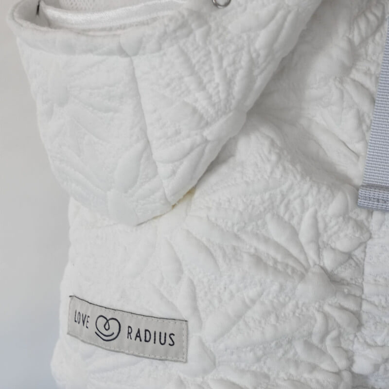 Babybärare HoodieCarrier 2 Love Radius vit vadderad, detalj ficka och etikett