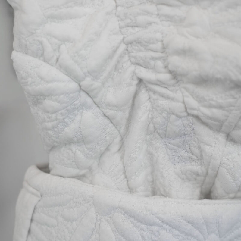 Babybärare Love Radius HoodieCarrier 2 Blossom vit, detalj av den vadderade magfickan