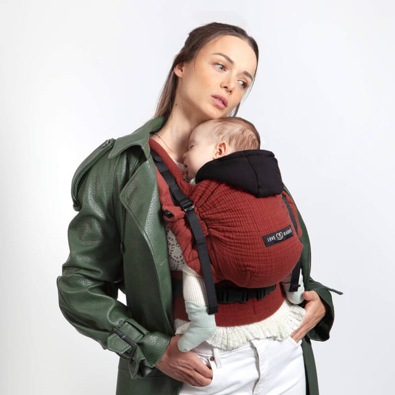 Madre che indossa il neonato nella Love Radius HoodieCarrier 2 rosso paprika, vista frontale