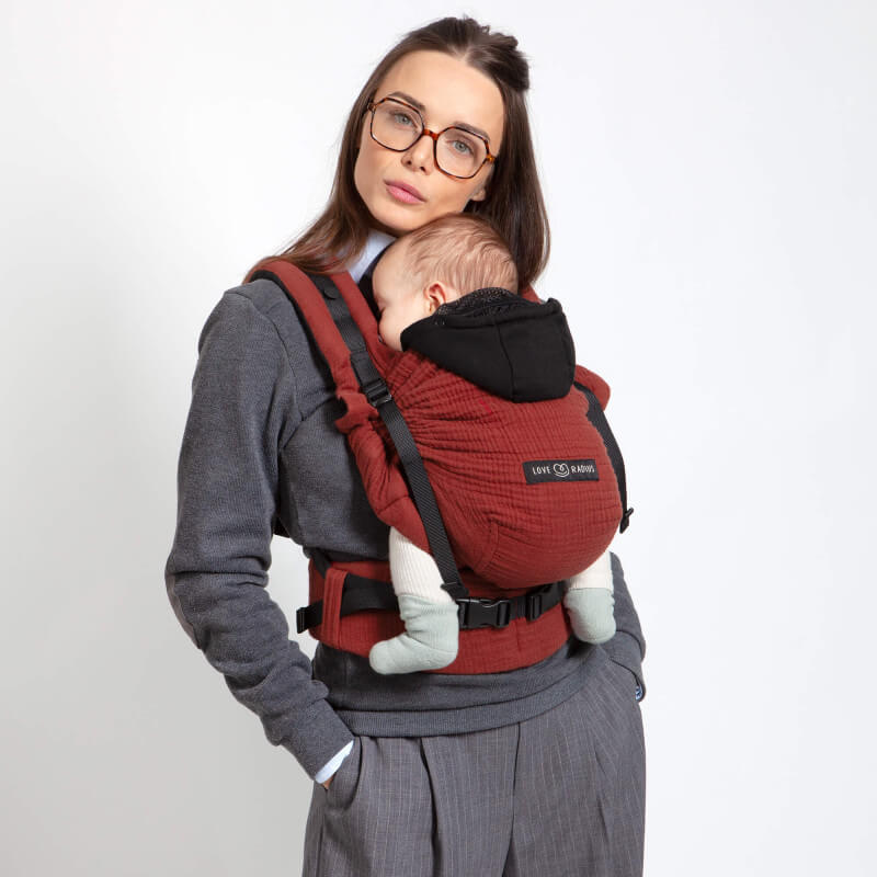 Love Radius HoodieCarrier 2 Hot Paprika hordozó anyával és csecsemővel hasi helyzetben