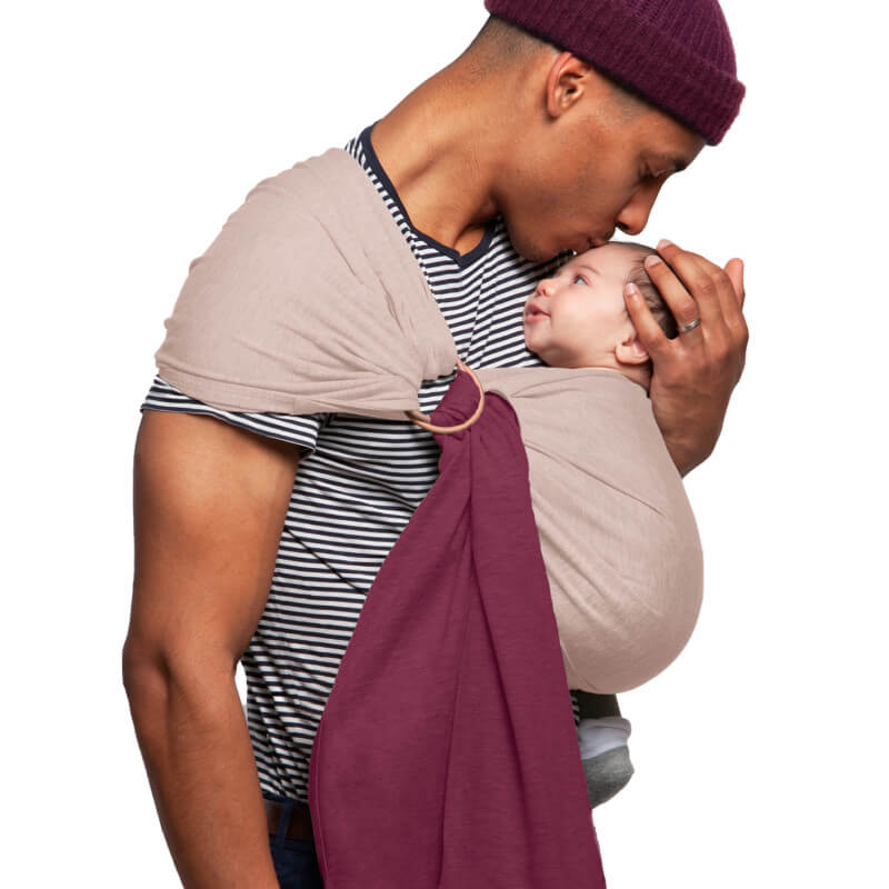 Love Radius Sling umkehrbar figue latte, Vater trägt Baby in Tragetuch ohne Knoten