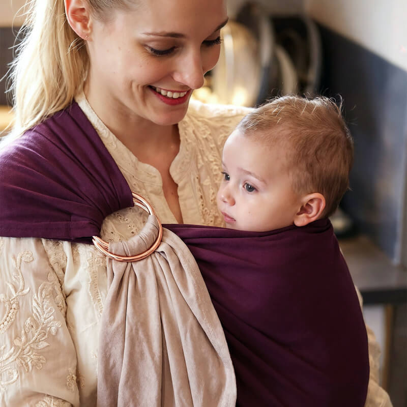 Love Radius Sling wendbar Feige Latte, von Mutter getragen, Baby an der Brust